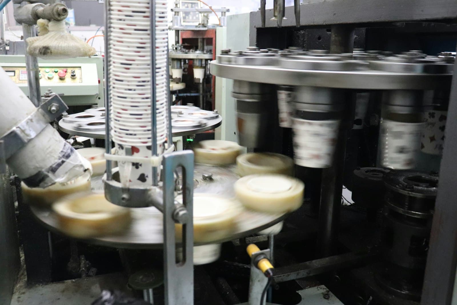 Rotary machine filling cups on a dairy-style filling line